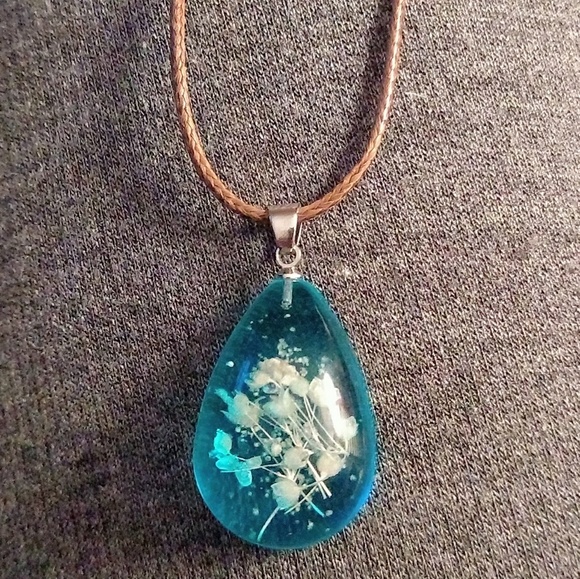 Jewelry - 💥5/25💥 DRIED FLOWERS BLUE RESIN NECKLACE ~ NEW
